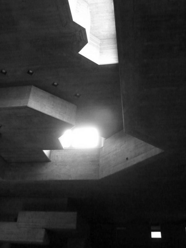 Heiligkreuzkirche innen, Chur, Architekt Walter Förderer (Image: Aita Flury)