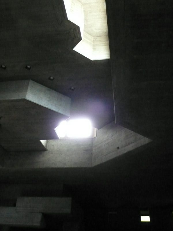 Heiligkreuzkirche innen, Chur, Architekt Walter Förderer (Image: Aita Flury)