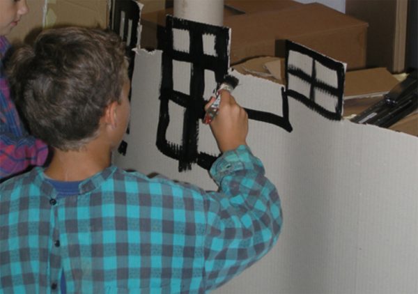 Burg anmalen (Bild: Studienwoche “Wir bauen eine Burg”)